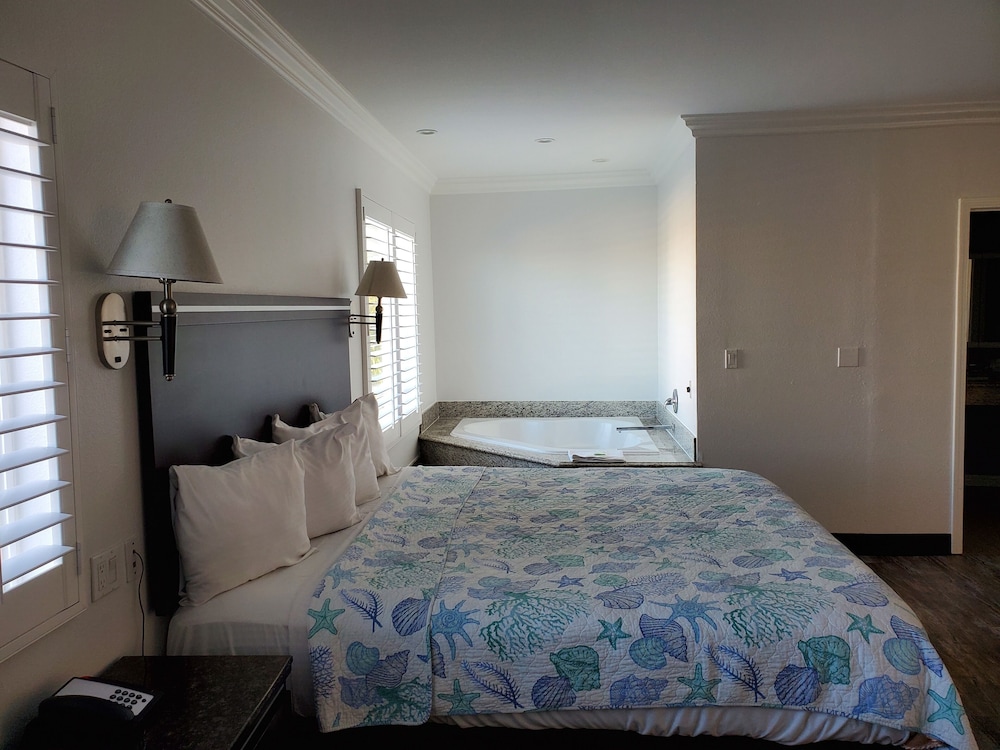Ocean Surf Inn & Suites 34/73