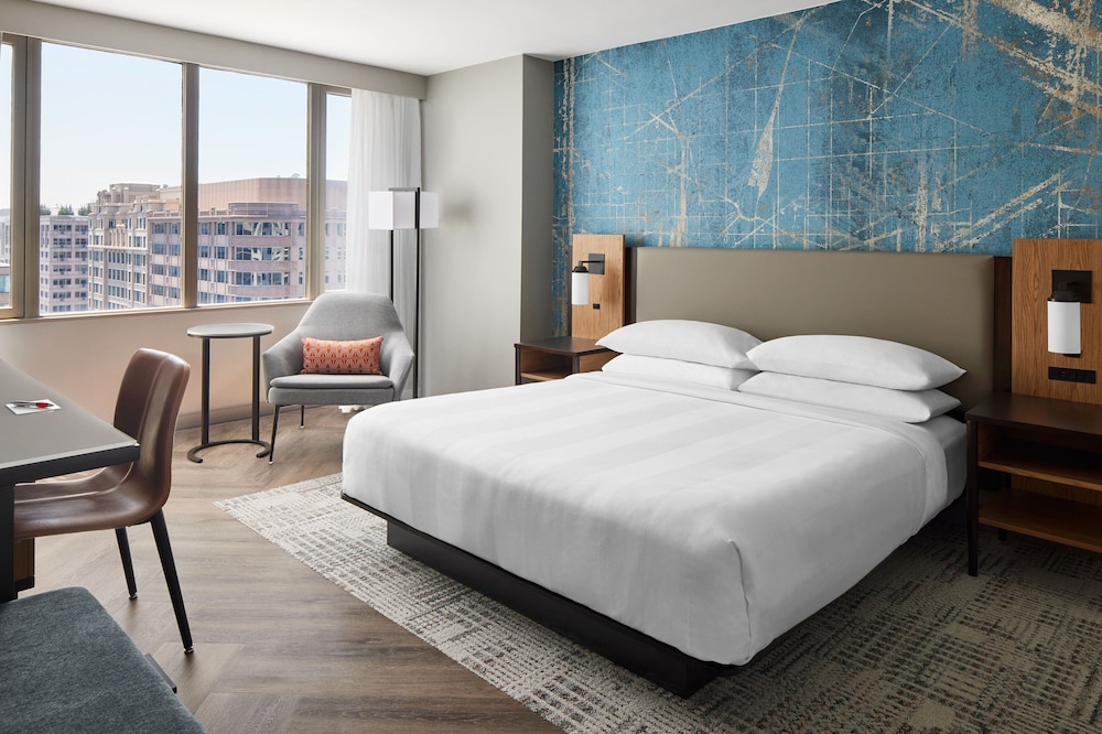 Deluxe, King Bed, Corner, Washington Marriott At Metro Center 4/9