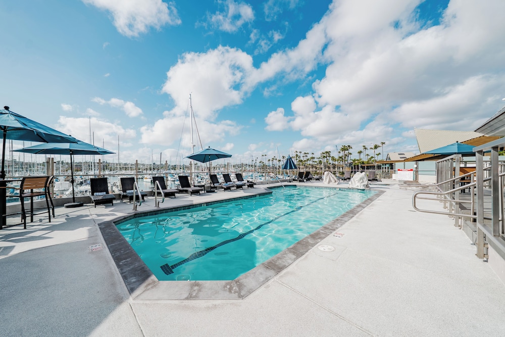 Bay Club Hotel & Marina 64/65