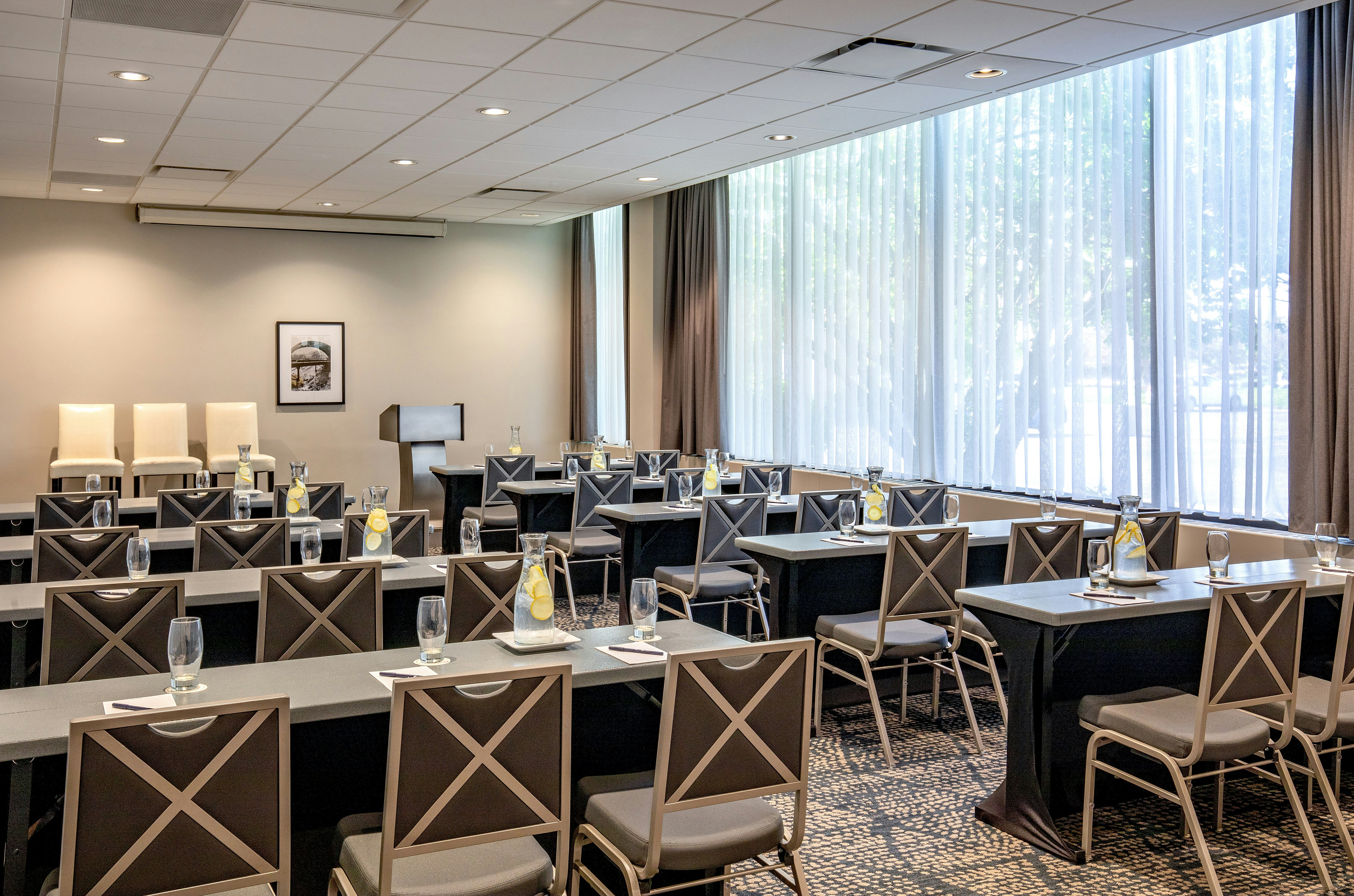DoubleTree by Hilton Chicago - North Shore Conference Center 33/49