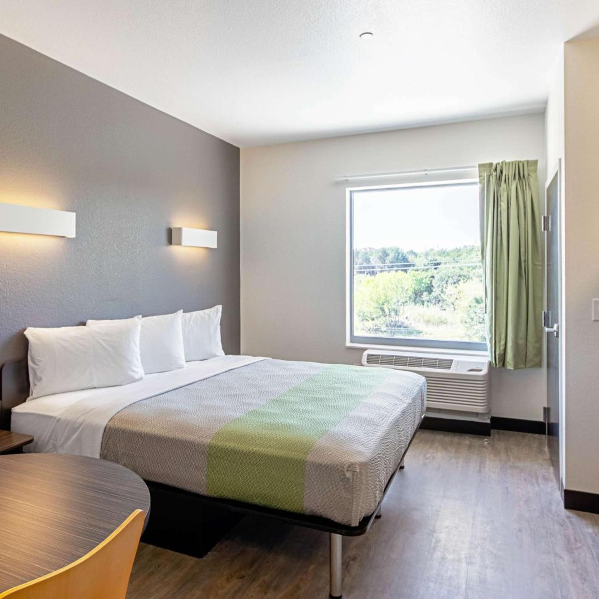 ROOM, KING BED, ACCESSIBLE
