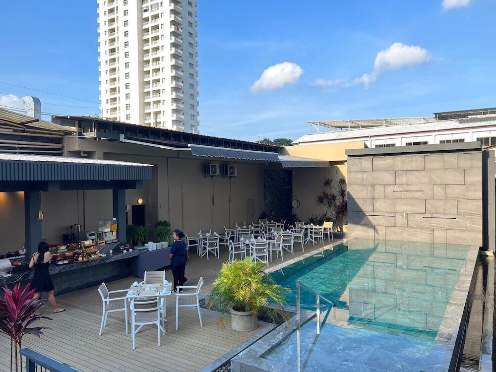 The Old Phuket Karon Beach Resort 9/85