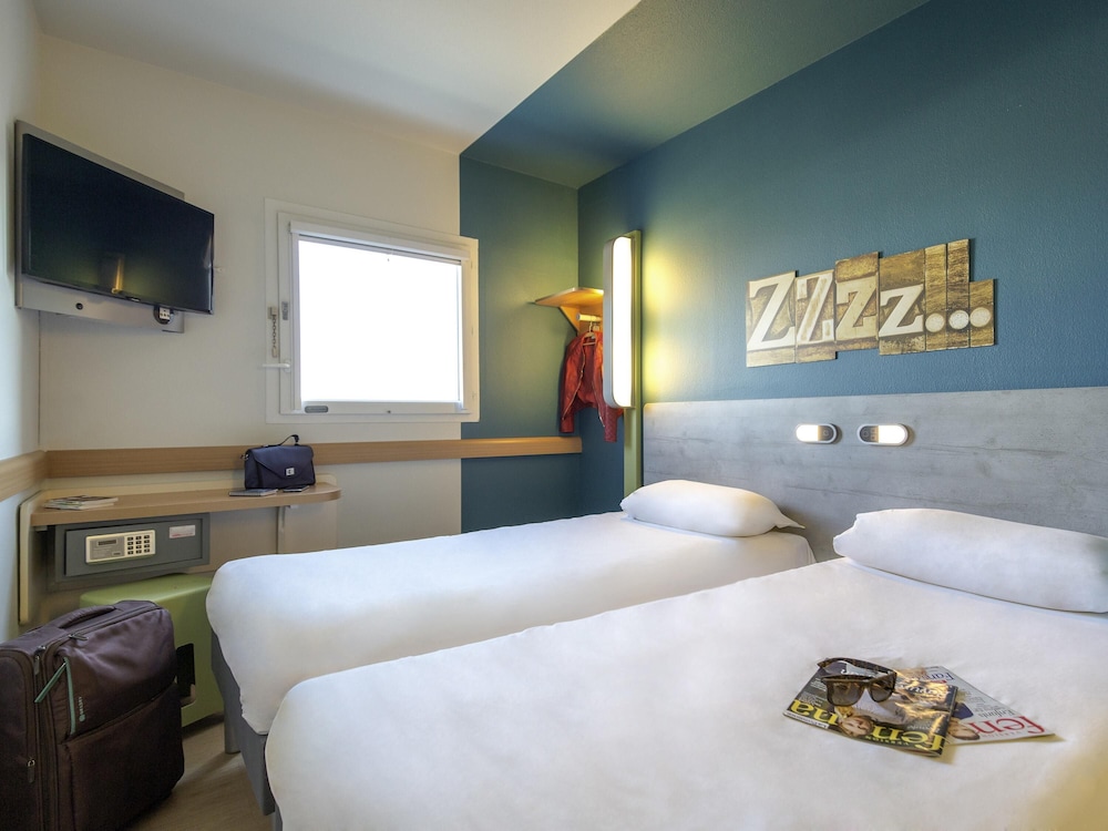ROOM, TWIN BEDS