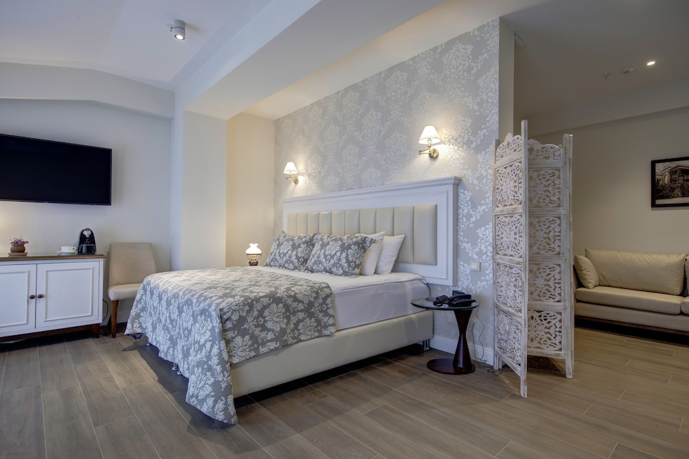 SUPERIOR, SUITE, CITY VIEW