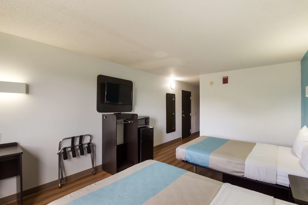 Motel6 Rothschild 6/37