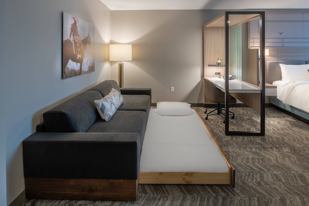جناح بسريرين كوين مع سرير سحّاب إضافي مع أريكة لذوي الإعاقة