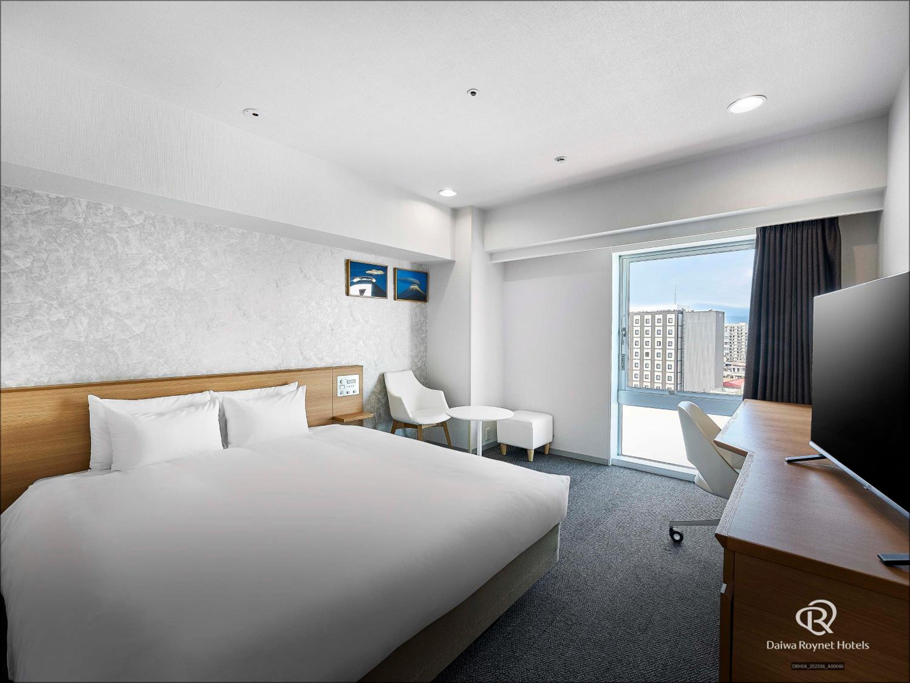 Moderate, Queen Bed, Smoking