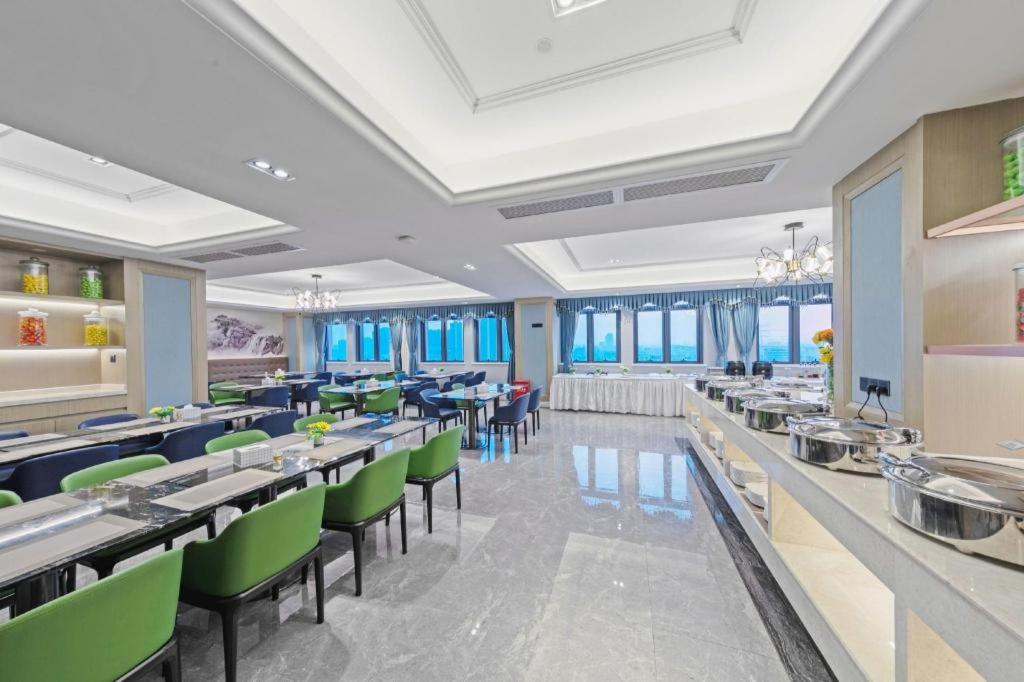 Venus Royal Hotels (Zhongshan Dongfeng Center) 37/50