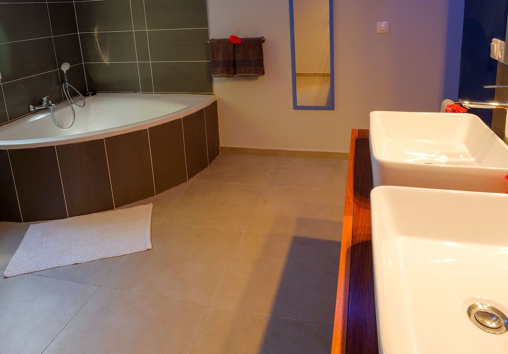 Suite, Queen Bed, Panoramic Sea View, Garden View, Pool Access