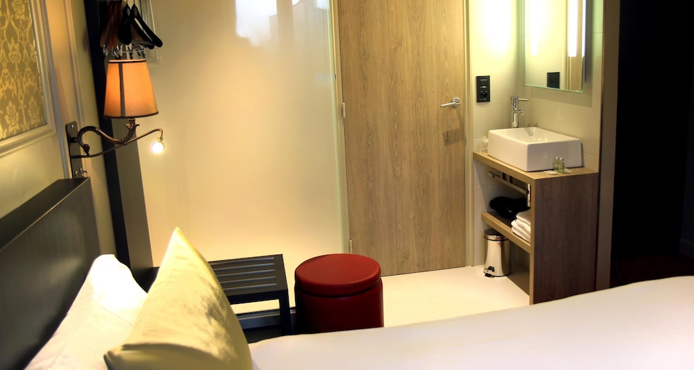 Hotel Le Montmartre Saint Pierre 8/22