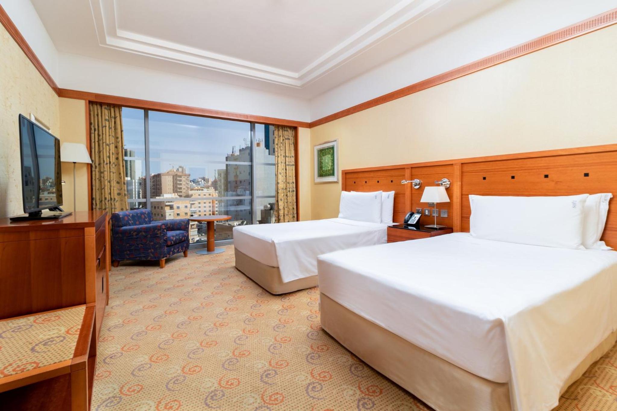 غرفة بريميوم بسريرين منفصلين مع دخول الصالة، Holiday Inn Kuwait 3/7