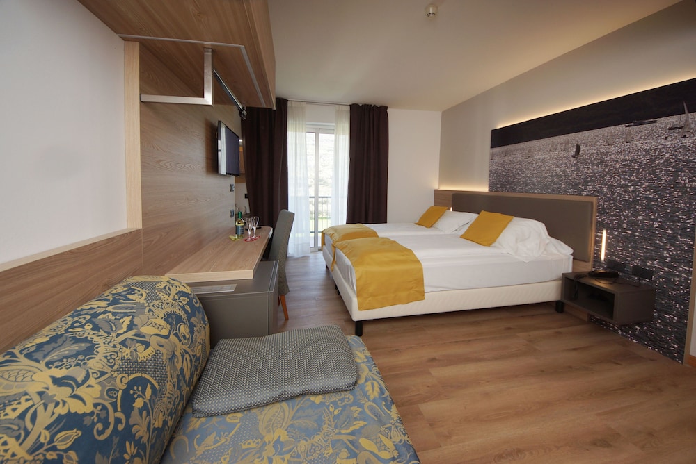 Hotel Ambassador Suite 17/73