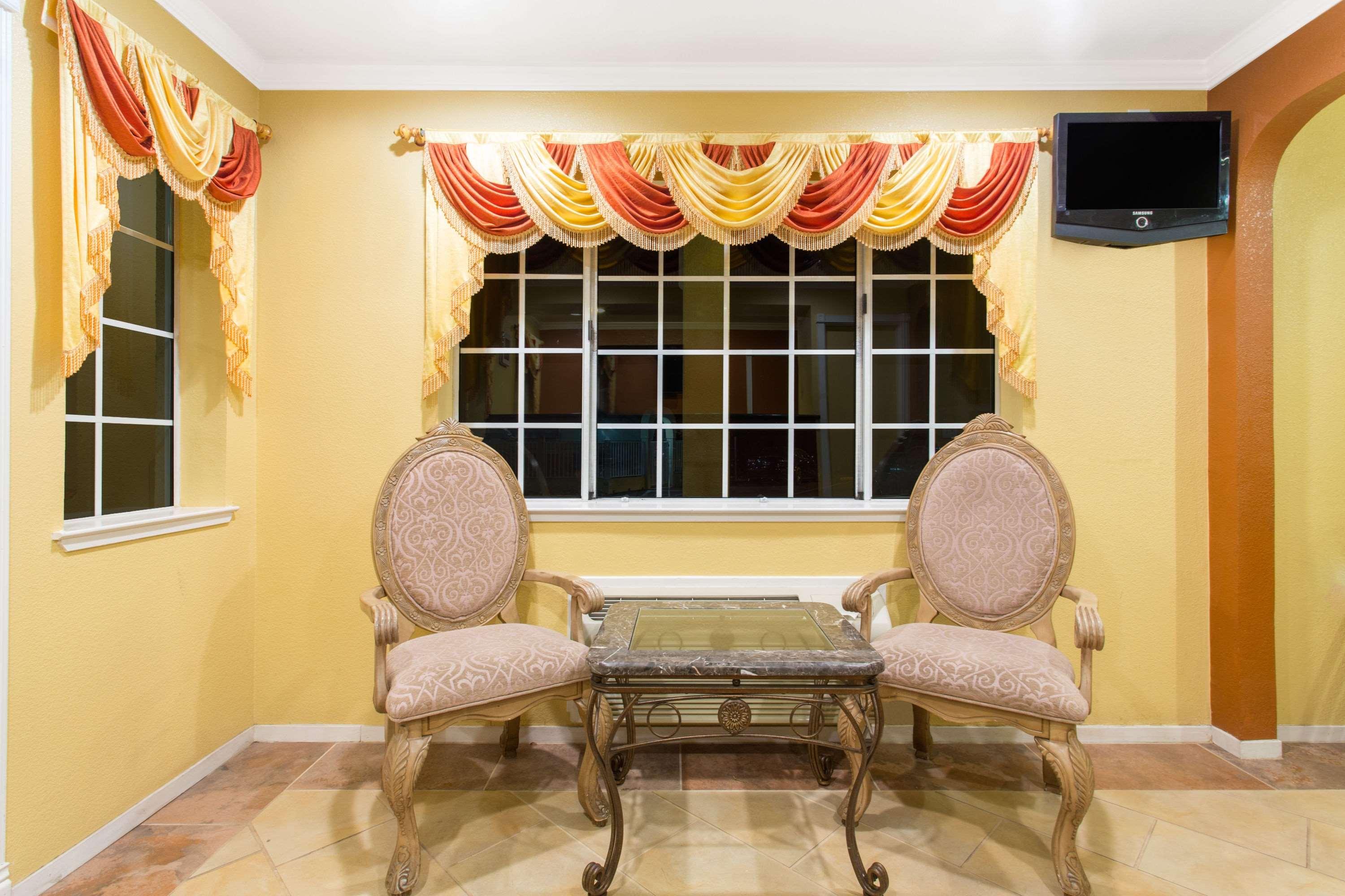 Upper Lake Inn & Suites 21/28