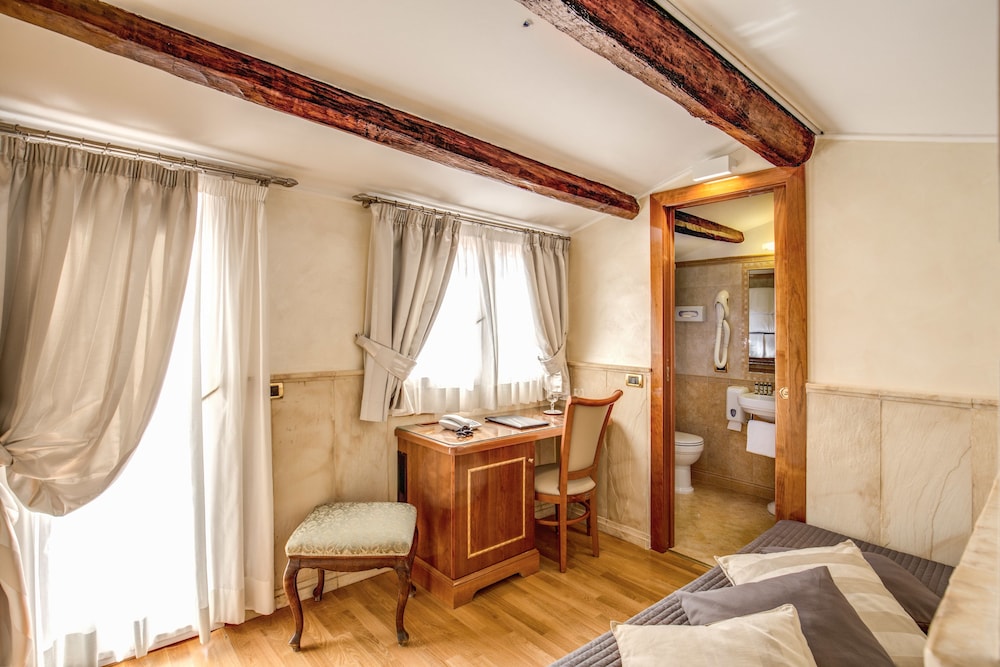 Pantheon Rooms 25/32