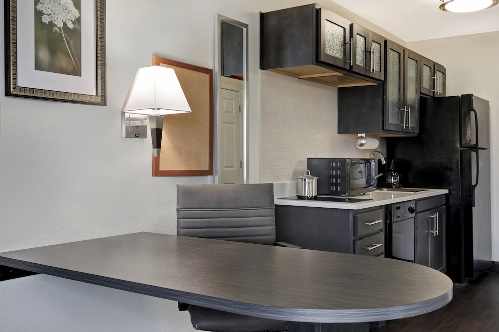 Candlewood Suites Indianapolis - South 33/77