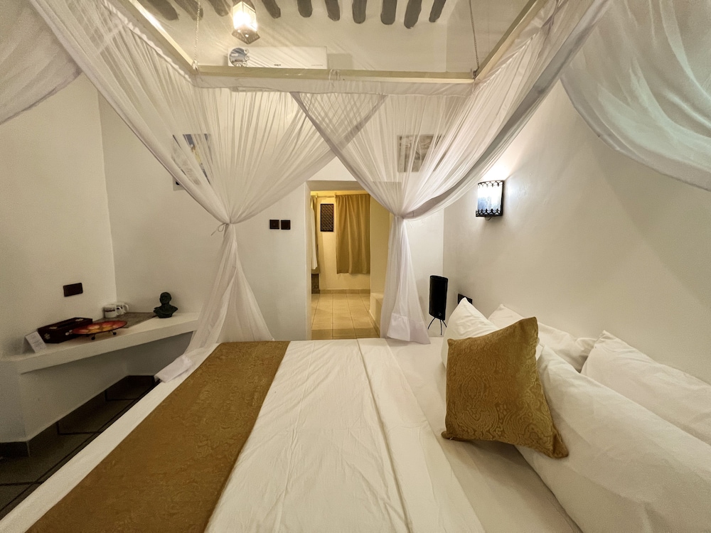 Zanzi House 6/50