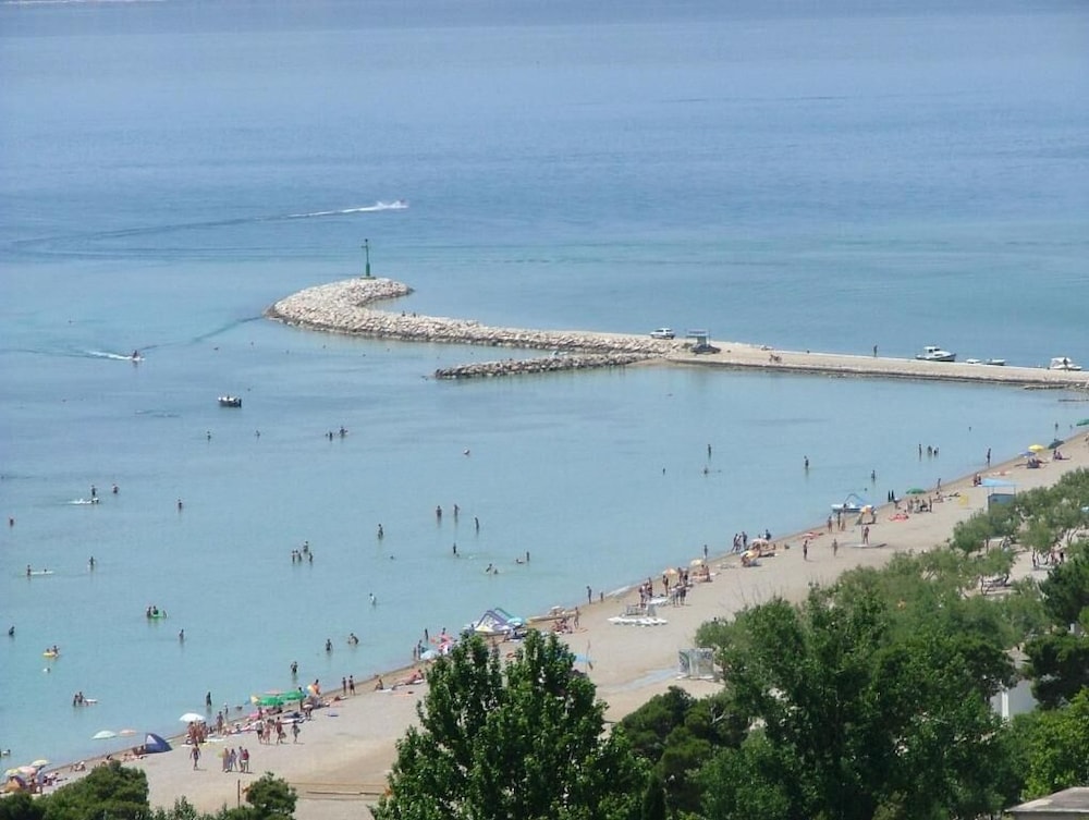 BRZET HOTEL OMIS 30/50