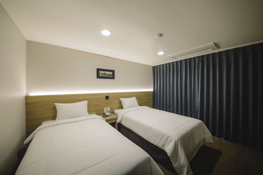 DELUXE, TWIN BEDS