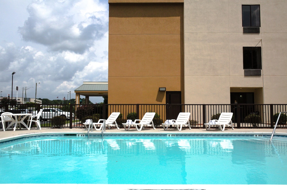 La Quinta Inn & Suites by Wyndham Fayetteville I-95 4/29