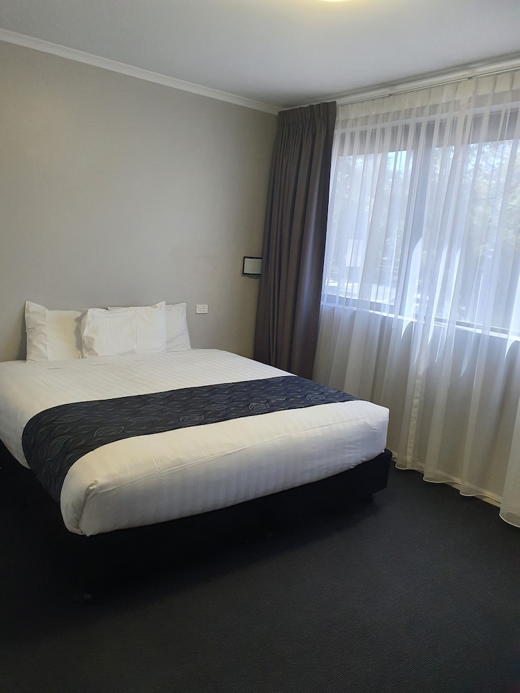 CAPITAL EXECUTIVE APARTMENT HOTEL 10/32