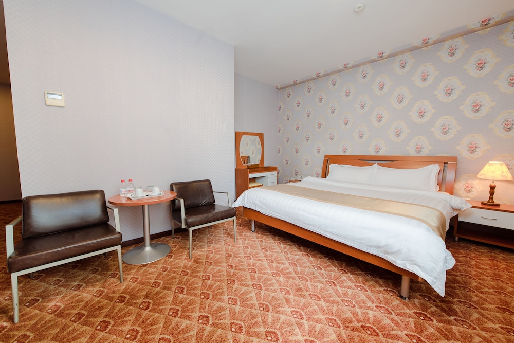 Semi Room, Luxury, Queen Bed