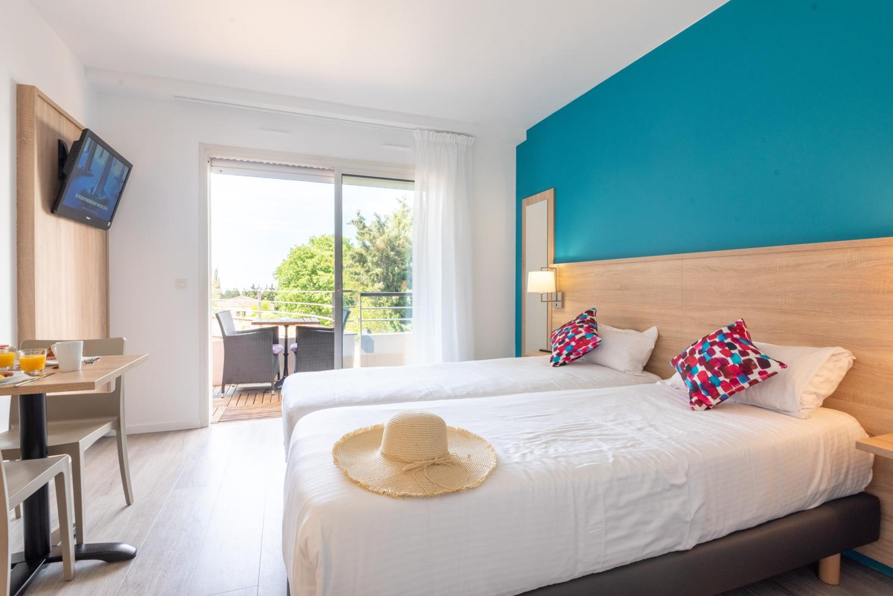 Studio, Twin Beds, Pool View