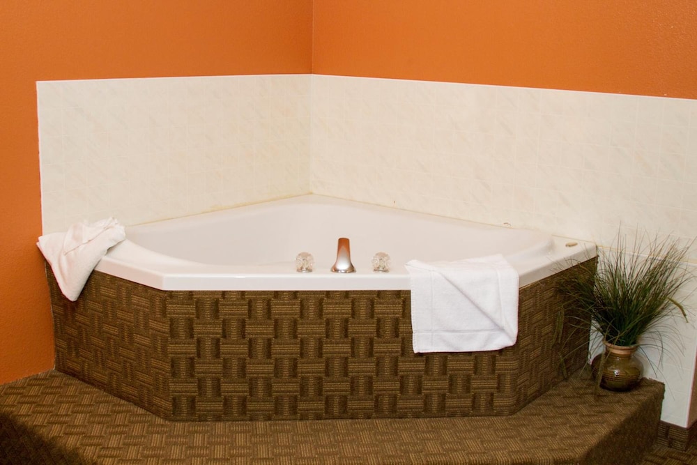 Cottonwood Inn 32/33