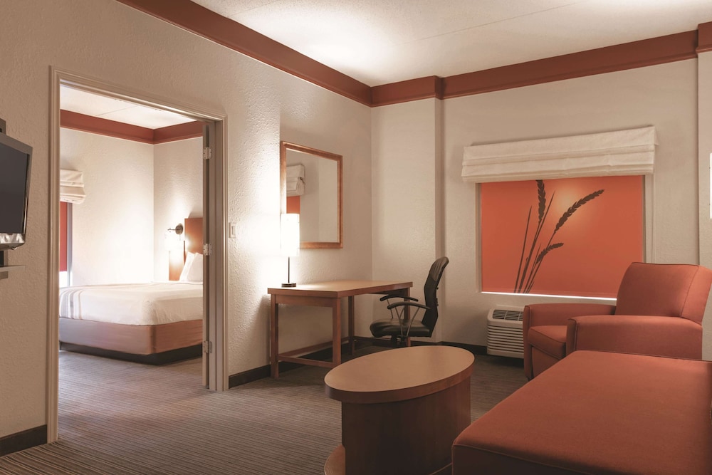 La Quinta Inn & Suites by Wyndham Atlanta Ballpark/Galleria 47/64
