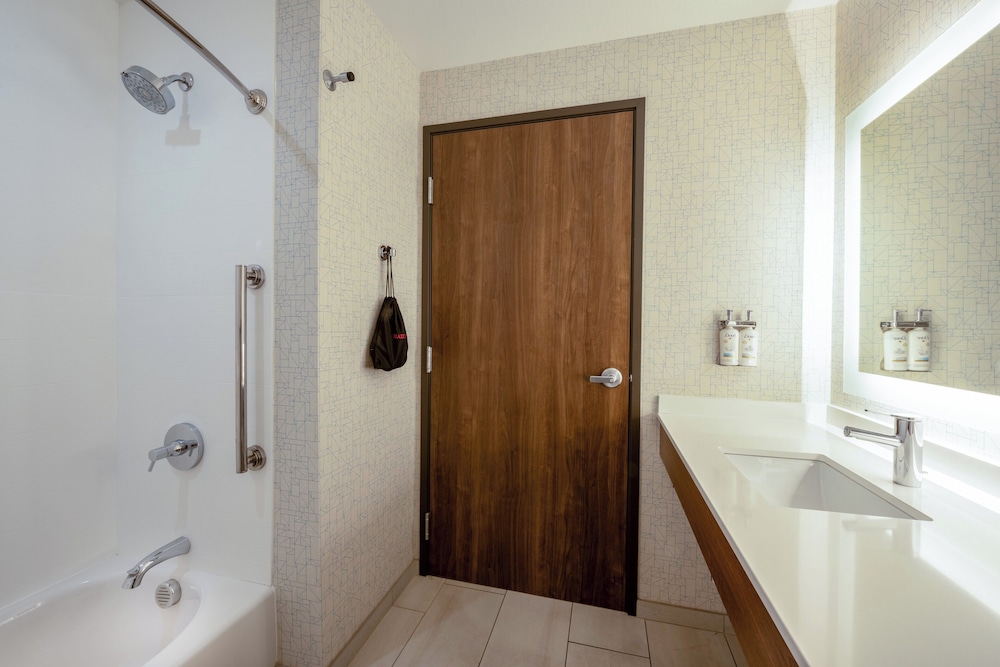 Holiday Inn Express & Suites - Gilbert - Mesa Gateway Airport 50/50