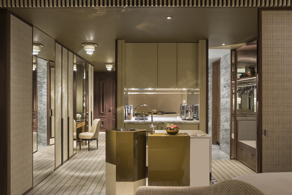 Rosewood Hong Kong 4/85