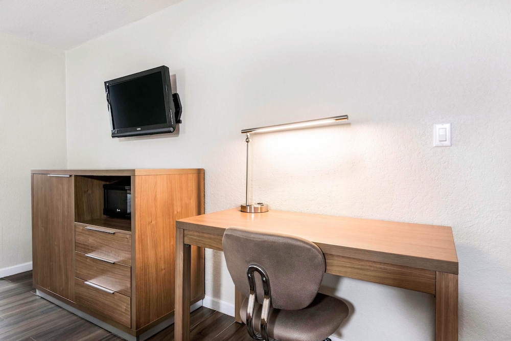 Rodeway Inn and Suites Fort Lauderdale Airport and Cruise Port 36/50