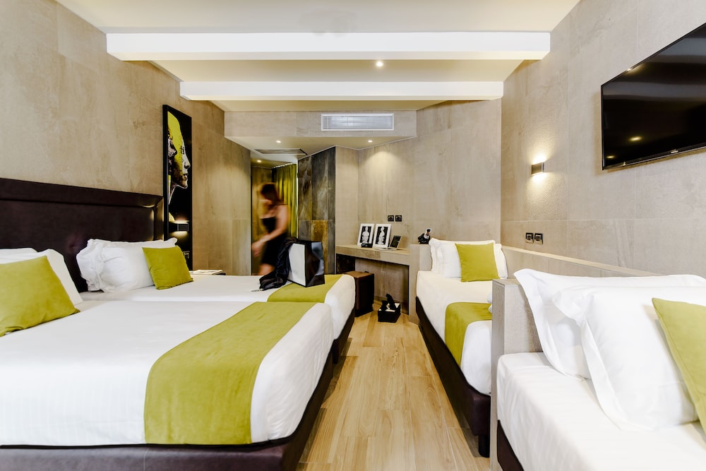 ROOM, QUADRUPLE