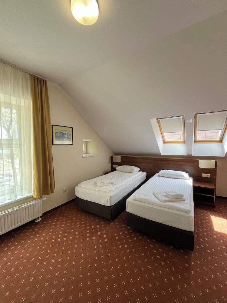 Room, Queen Bed, Attic