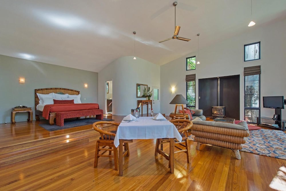 PETHERS RAINFOREST RETREAT 10/50