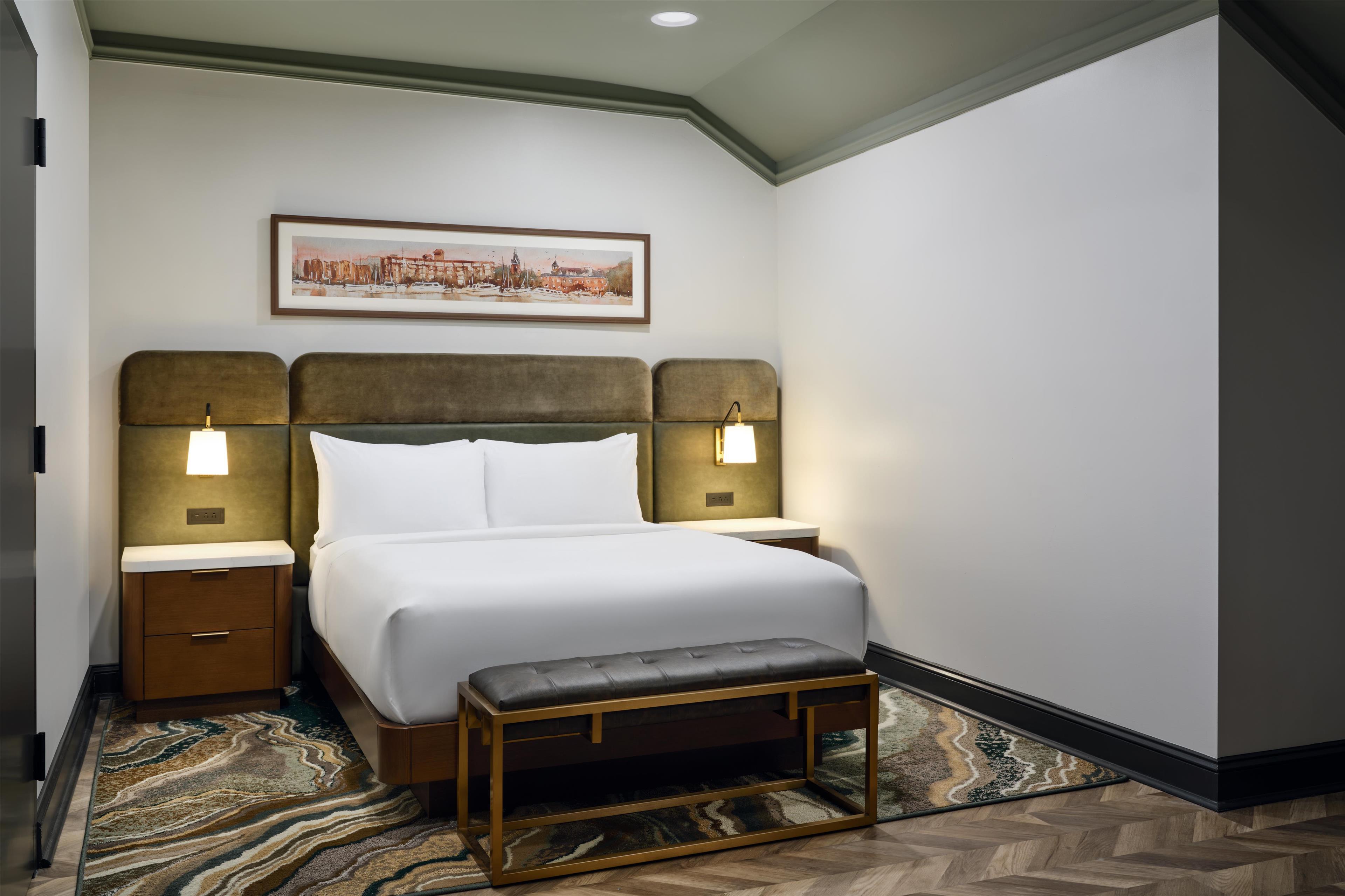 Suite, Queen Bed, Downtown View, Sofa