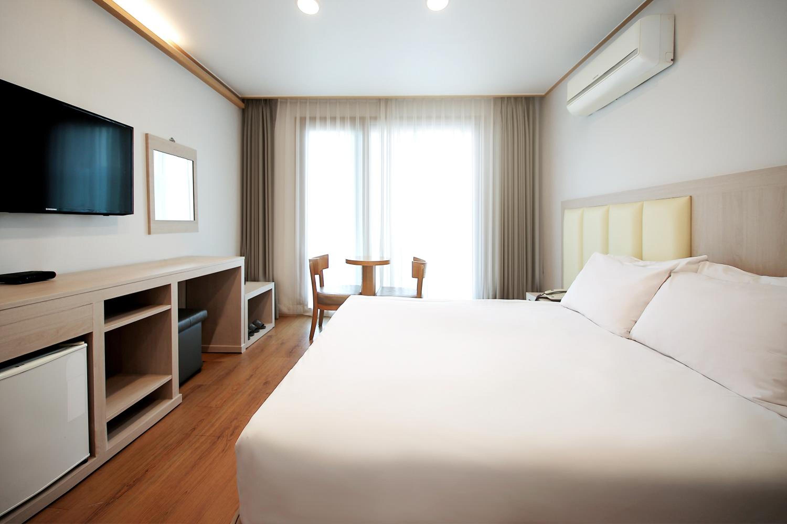 غرفة بسرير مزدوج بشرفة، Shin Shin Hotel Jeju City 4/10