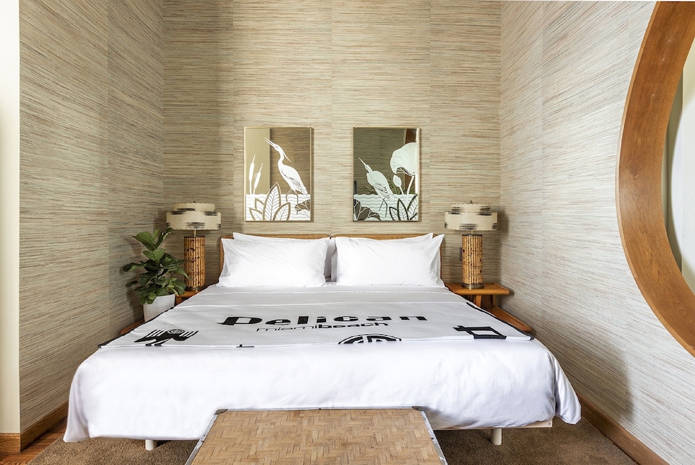 DELUXE, SUITE, KING BED, ACCESSIBLE
