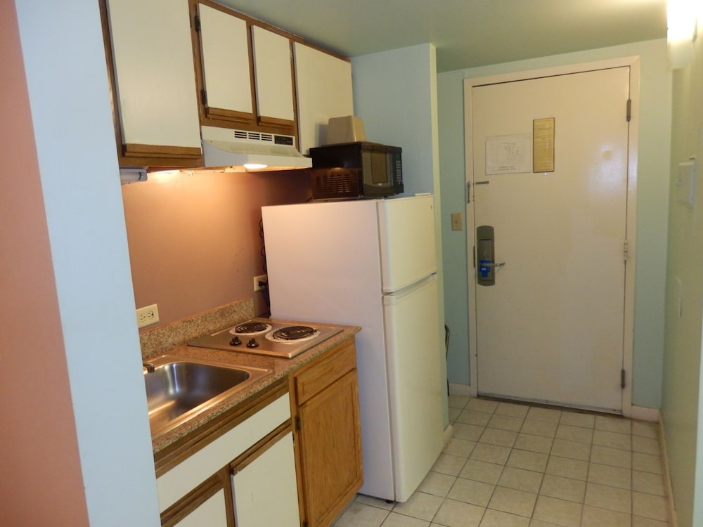 Red Roof PLUS+ & Suites Virginia Beach - Seaside 23/45