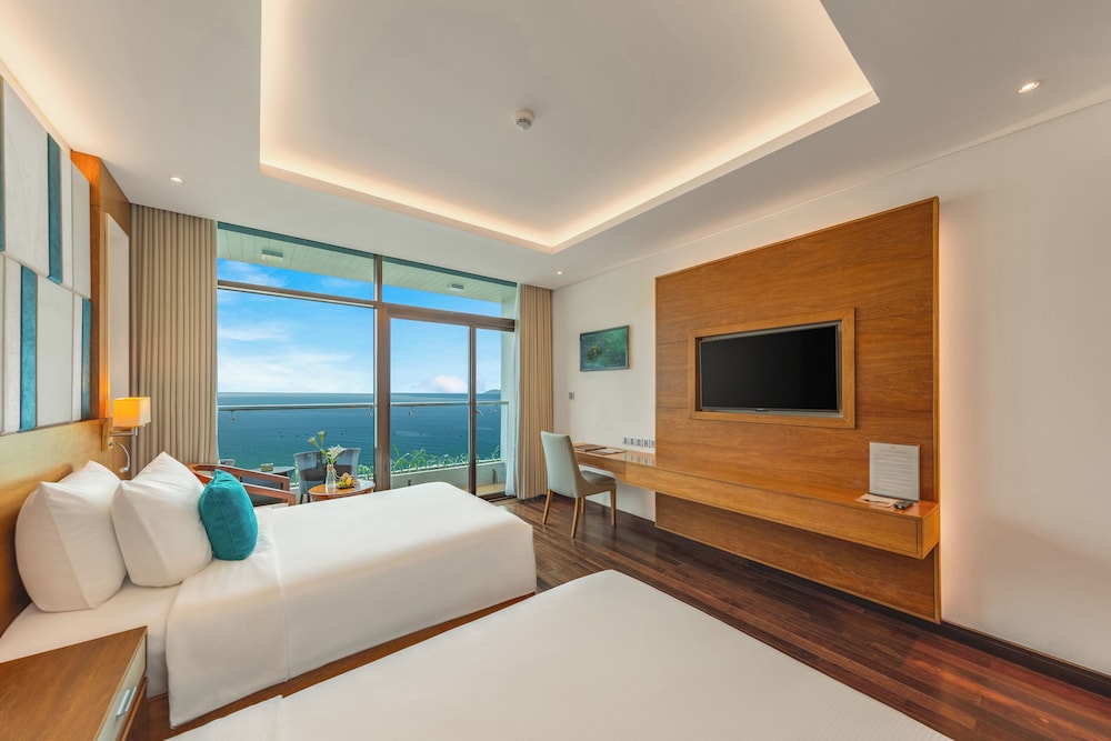Deluxe, 2 Double Beds, Ocean Front, Balcony، Mandila Beach Hotel Danang 4/7
