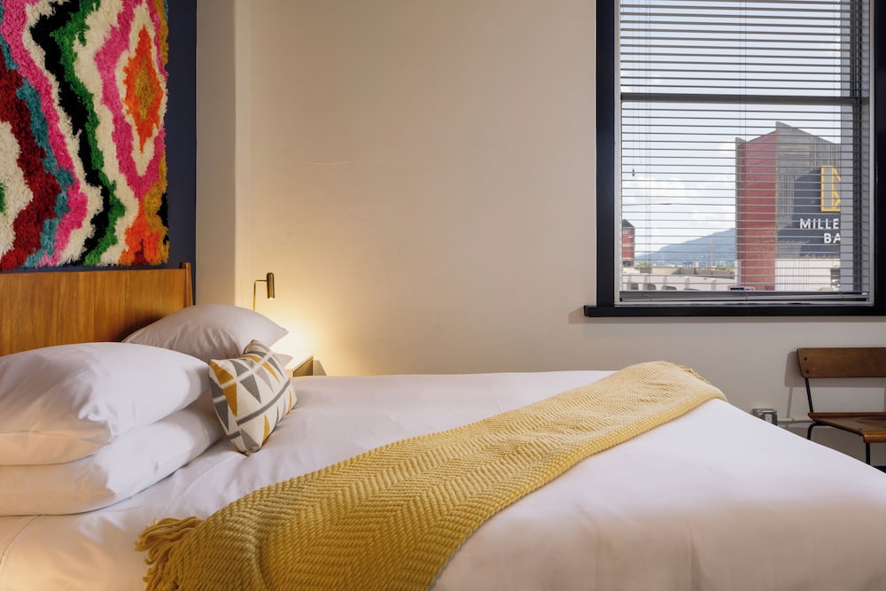 SUPERIOR, APARTMENT, MULTIPLE BEDS