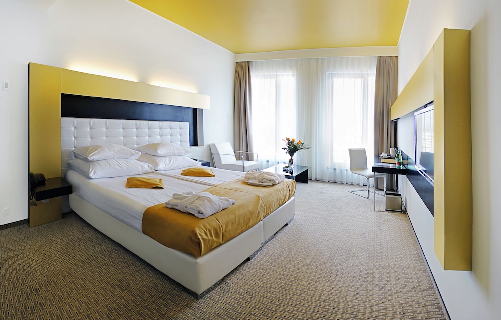 DELUXE, DOUBLE BED