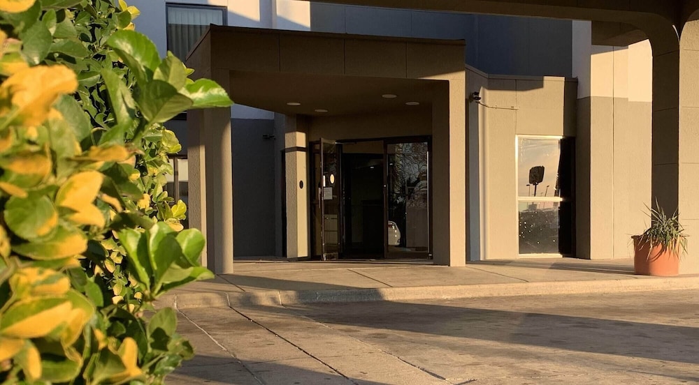Motel6 Lewisville, TX - Medical City 60/64