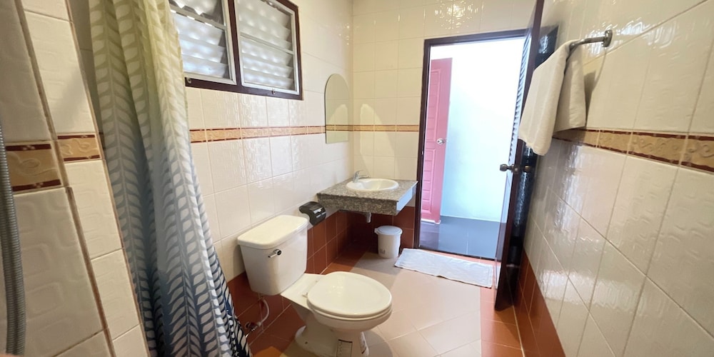 Yellow Tique Hotel 52/58