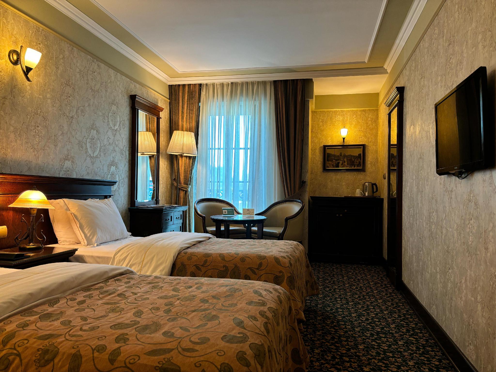 Superior, Deluxe, Twin Beds