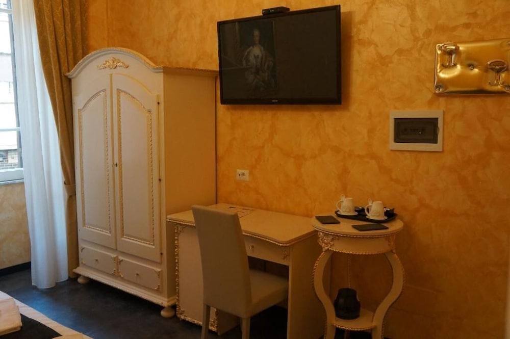 Pope's Suites 37/50