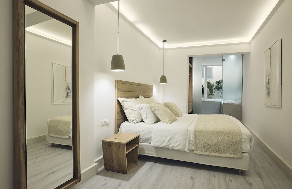 DELUXE, QUEEN BED