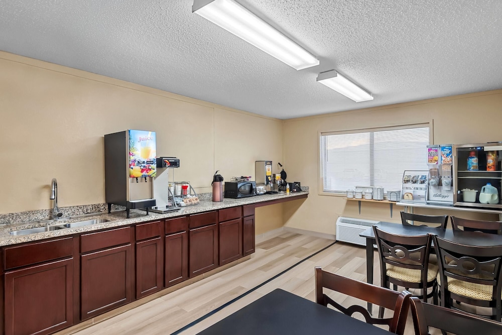 Super 8 by Wyndham Jefferson 33/42