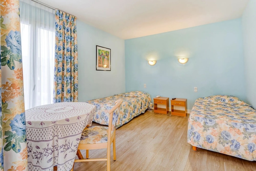 HOTEL LE PLAT D'ETAIN 26/39