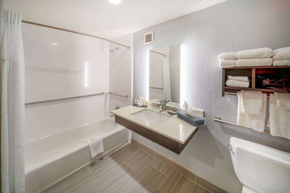 La Quinta Inn and Suites by Wyndham Jonesboro 26/26