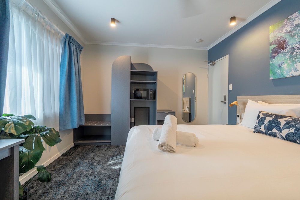 CONNECTING, 2 QUEEN BEDS
